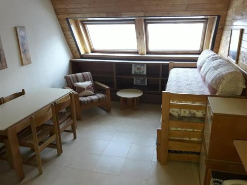 1 dormitorio con cama, escritorio y ventana en Colorina Las Leñas - Consorcio ATENAS en Las Lenas