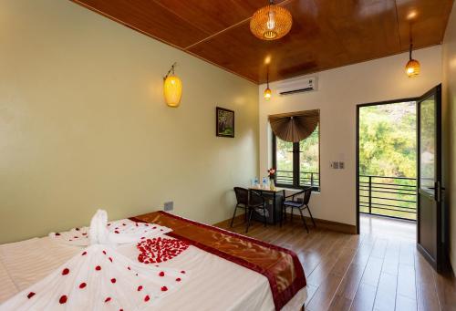 - une chambre avec un grand lit et une table dans l'établissement Ninh Binh Valle Montana Homestay, à Ninh Binh