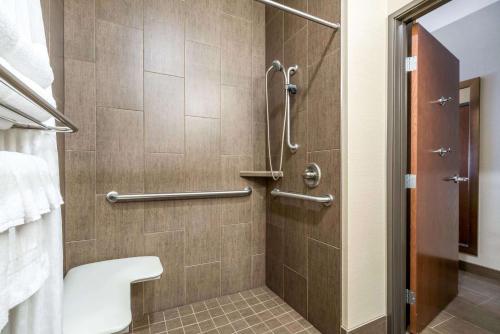 La salle de bains est pourvue d'une douche et de toilettes. dans l'établissement Comfort Suites Yakima, à Yakima