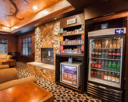 a bar with a drink cooler and a fireplace at Comfort Suites Moses Lake in Moses Lake