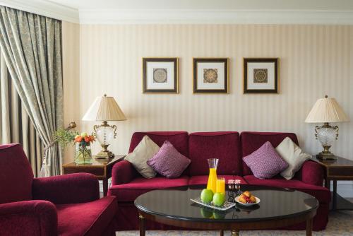 Ein Sitzbereich in der Unterkunft InterContinental - Kyiv by IHG