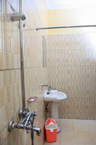 a bathroom with a sink and a shower at Hotel Premier in Yumbe