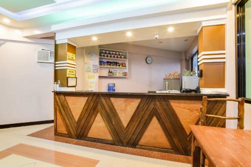 a bar in a restaurant with a counter top at OYO 473 Ranchotel Drive-in in Biñan