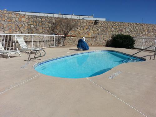 a swimming pool in the middle of a patio at Motel 6-El Paso, TX - Southeast in El Paso