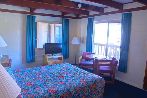 En eller flere senger på et rom på Crescent Beach Motel