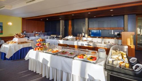 una línea de buffet con mesas llenas de comida en Park, en Heiden