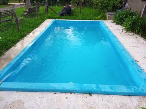 an empty blue swimming pool in a yard at QUINTA EN OPEN DOOR-LUJÁN in Luján