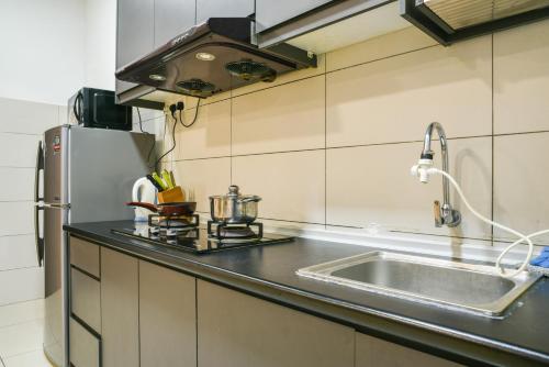 A kitchen or kitchenette at USJ One Traveller Suite USJ 1 # Subang Jaya # Sunway
