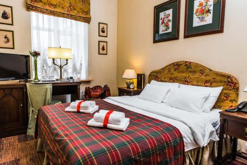 En eller flere senge i et værelse på Lancaster Court Hotel