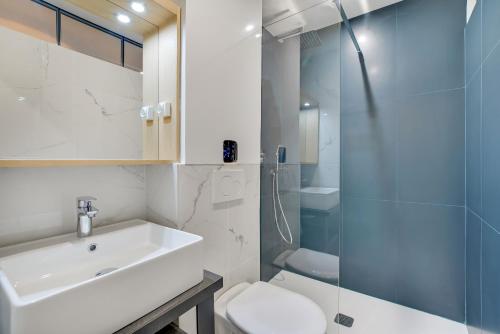 y baño con lavabo, aseo y ducha. en Pick A Flat's Apartment in Opera - Rue Grange Batelière, en París