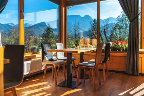 a room with a table, chairs and a window at Willa Szymaszkowa in Zakopane