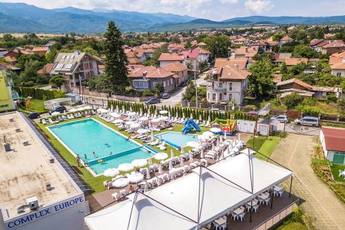 Luftaufnahme eines Resorts mit Swimmingpool in der Unterkunft Complex Europe in Dolna Banya