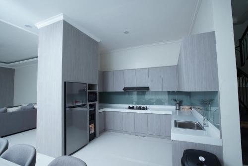 Postel nebo postele na pokoji v ubytování Nirvana Villas Puncak