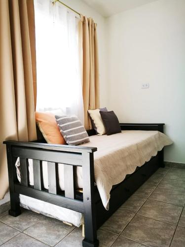 a bedroom with a bed and a window with curtains at Casa check in Dpto 2 a 4 pers in Neuquén