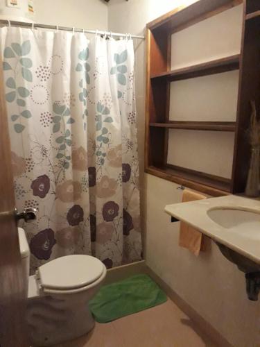 ein Badezimmer mit Toilette und Waschbecken in der Unterkunft Proa Amarilla in Punta del Este
