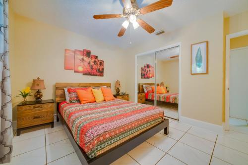 1 dormitorio con 1 cama y ventilador de techo en Hainsley Apartments at 1645 en Fort Lauderdale