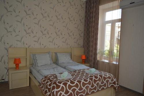 um quarto com uma cama e uma parede com um padrão de pássaro em Nana's Apartment em Tbilisi