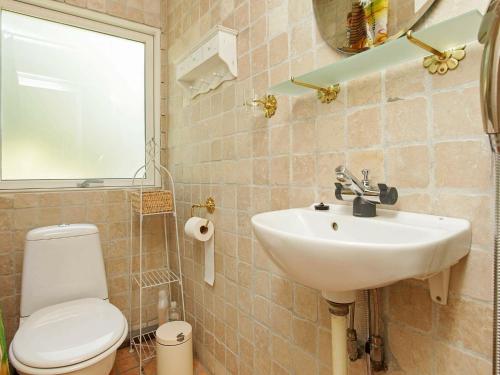 uma casa de banho com um lavatório branco e um WC. em Holiday home Asnæs VII em Asnæs