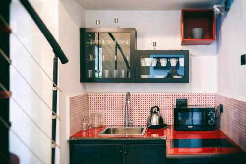 una cucina con lavello e microonde di FANNY B&B a Catania