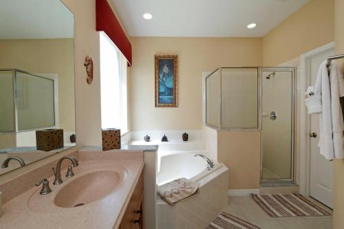 ห้องน้ำของ Seasons Villa 6 bedrooms, 4 masters and water view