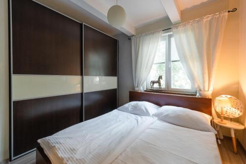 um quarto com uma cama grande e uma janela em Second home in heart of Bratislava em Bratislava