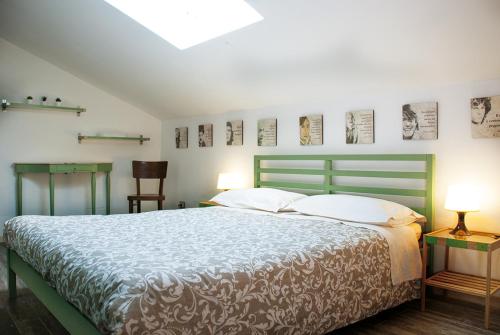 ein Schlafzimmer mit einem großen Bett und zwei Lampen in der Unterkunft Marino Le coccinelle in Marino