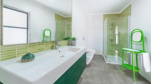 LlombartsにあるPool House Marinetaの白いバスルーム(洗面台、トイレ付)