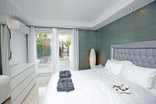 R02 Luxury Apartment in Villa with Pool and Garden