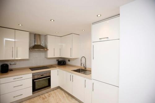 R02 Luxury Apartment in Villa with Pool and Garden