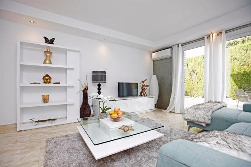R02 Luxury Apartment in Villa with Pool and Garden