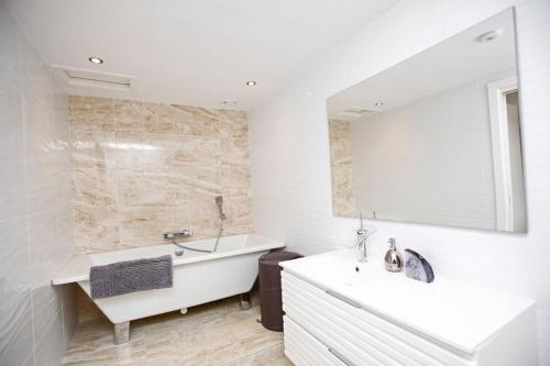 R02 Luxury Apartment in Villa with Pool and Garden