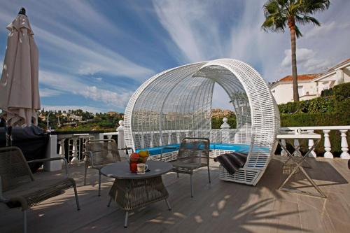 R02 Luxury Apartment in Villa with Pool and Garden
