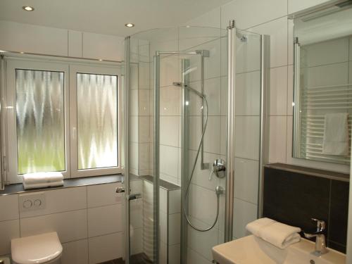 ein Bad mit einer Dusche, einem WC und einem Waschbecken in der Unterkunft Alpenflair Ferienwohnungen, Whg 225 Gipfelblick in Oberstdorf