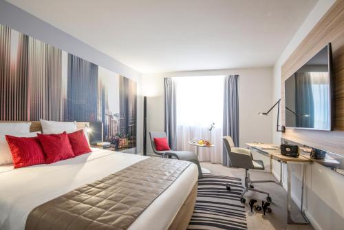 Habitación de hotel con cama grande y escritorio. en Novotel Nice Centre Vieux Nice, en Niza