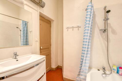マルセイユにあるNOCNOC - L'Haussmanienのバスルーム(シンク、シャワー付)
