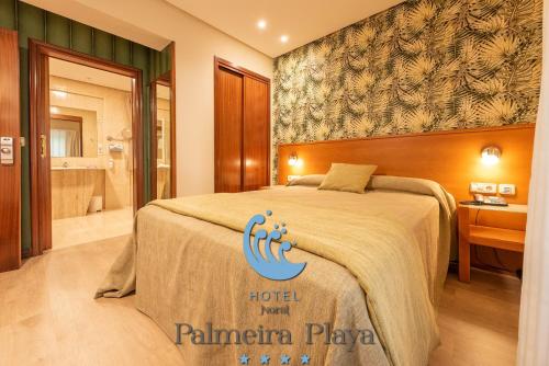 a hotel pamini plaza bedroom with a bed and a bathroom at Hotel Norat Palmeira Playa in Ribeira