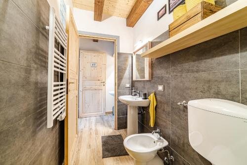 a small bathroom with a toilet and a sink at Villa Margherita Ecolodge in Crespino