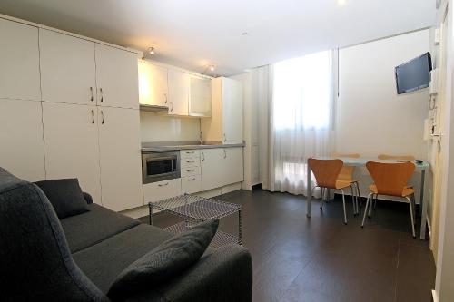 A kitchen or kitchenette at Classbedroom Born Apartments
