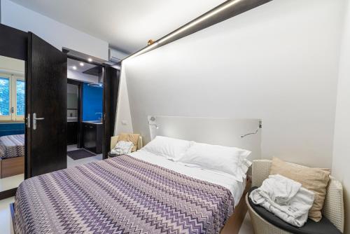 The Pool House Suite في سورينتو: غرفة نوم فيها سرير وكرسي