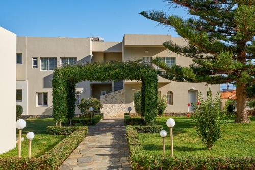 een huis met een tuin ervoor bij Villa Mare Monte ApartHotel in Malia