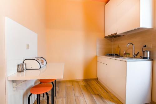 ครัวหรือมุมครัวของ Guest House Bolnisi - Colorful Apartment