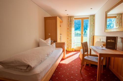 Posteľ alebo postele v izbe v ubytovaní Hotel Gasthof KREUZ