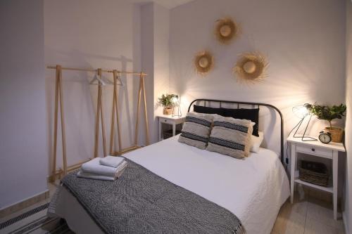 - une chambre avec un lit doté de draps et d'oreillers blancs dans l'établissement City center nearby the beach +3Bed +2Bath +Wifi, à Las Palmas de Gran Canaria