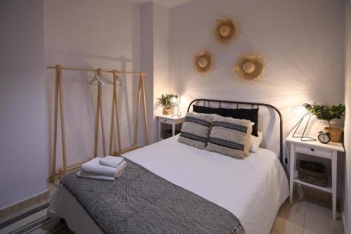a bedroom with a bed with white sheets and pillows at City center nearby the beach +3Bed +2Bath +Wifi in Las Palmas de Gran Canaria