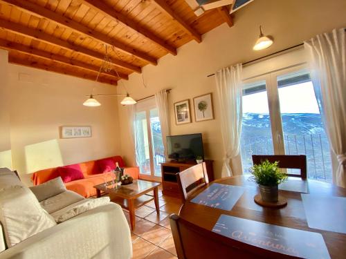 ein Wohnzimmer mit einem Sofa und einem Tisch in der Unterkunft Vista Nevada Ski Lodge in Sierra Nevada