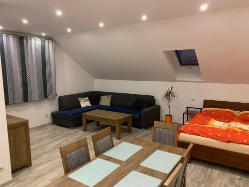 uma sala de estar com uma cama e um sofá em Apartmán Liso em Bobrovec