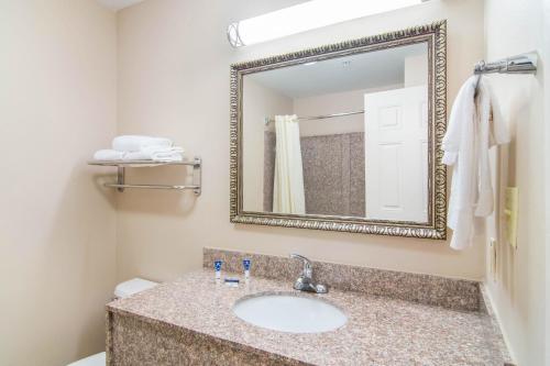 Ένα μπάνιο στο Americas Best Value Inn - Mableton
