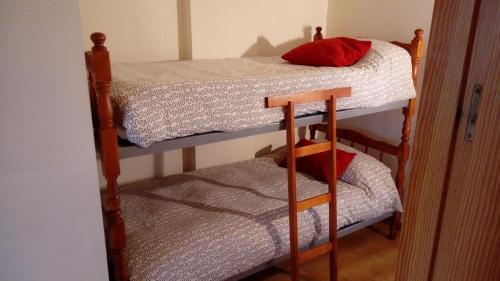 シエラネバダにあるGRAN SIERRALACANtの小さなベッド1台が備わる客室で、二段ベッド2組を利用します。