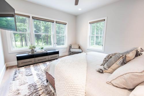 博因福尔斯The Summit Estate的一间带床和窗户的白色卧室