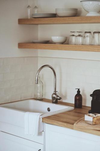 - une cuisine avec un évier blanc et un comptoir dans l'établissement Domaine de Carraire, à Aix-en-Provence